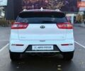 Білий Кіа Niro, об'ємом двигуна 1.58 л та пробігом 96 тис. км за 18990 $, фото 5 на Automoto.ua