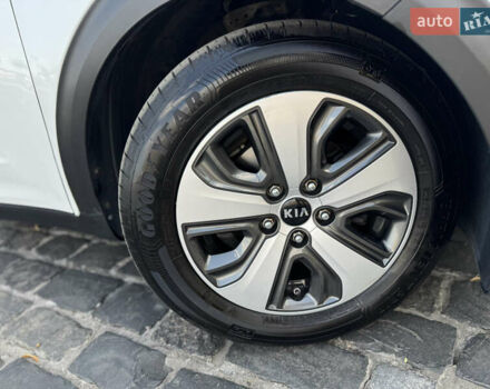 Белый Киа Niro, объемом двигателя 1.6 л и пробегом 160 тыс. км за 15400 $, фото 5 на Automoto.ua