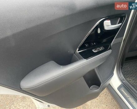 Білий Кіа Niro, об'ємом двигуна 1.58 л та пробігом 147 тис. км за 17400 $, фото 19 на Automoto.ua