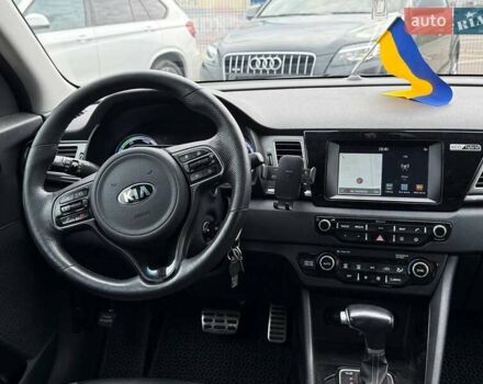 Белый Киа Niro, объемом двигателя 1.58 л и пробегом 195 тыс. км за 14990 $, фото 9 на Automoto.ua