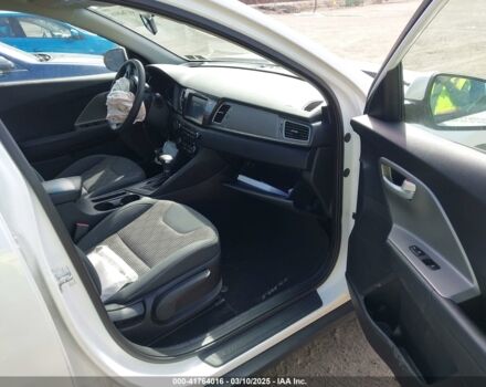 Белый Киа Niro, объемом двигателя 1.6 л и пробегом 166 тыс. км за 9900 $, фото 6 на Automoto.ua