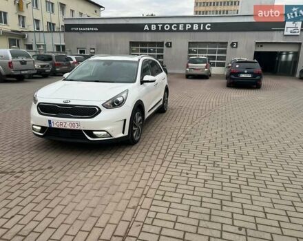 Белый Киа Niro, объемом двигателя 1.58 л и пробегом 193 тыс. км за 16300 $, фото 1 на Automoto.ua