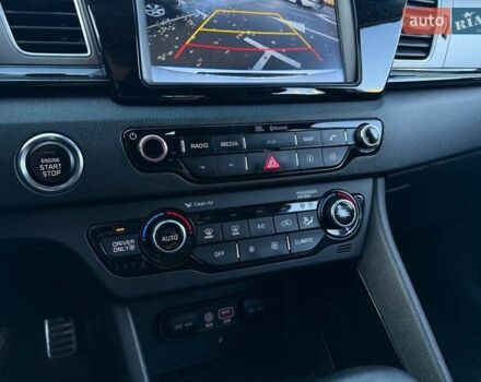 Белый Киа Niro, объемом двигателя 1.58 л и пробегом 97 тыс. км за 18990 $, фото 21 на Automoto.ua