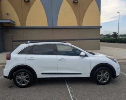 Белый Киа Niro, объемом двигателя 1.6 л и пробегом 64 тыс. км за 10300 $, фото 3 на Automoto.ua