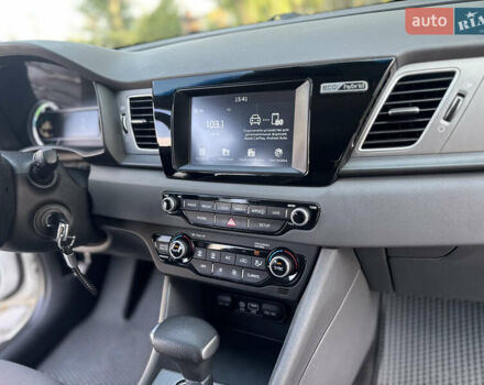 Білий Кіа Niro, об'ємом двигуна 1.6 л та пробігом 160 тис. км за 15999 $, фото 63 на Automoto.ua