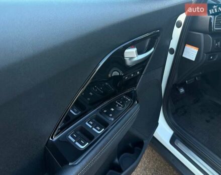 Білий Кіа Niro, об'ємом двигуна 1.58 л та пробігом 96 тис. км за 18990 $, фото 9 на Automoto.ua