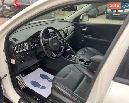 Белый Киа Niro, объемом двигателя 1.58 л и пробегом 193 тыс. км за 16300 $, фото 14 на Automoto.ua
