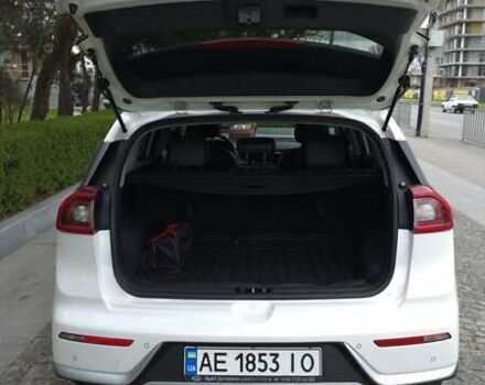 Білий Кіа Niro, об'ємом двигуна 1.58 л та пробігом 86 тис. км за 18500 $, фото 5 на Automoto.ua