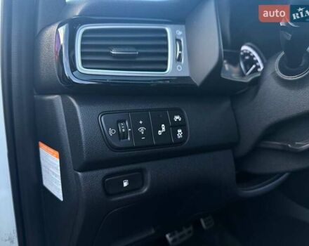 Білий Кіа Niro, об'ємом двигуна 1.58 л та пробігом 96 тис. км за 18990 $, фото 15 на Automoto.ua
