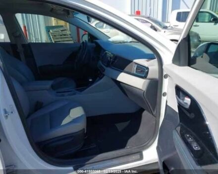 Белый Киа Niro, объемом двигателя 1.6 л и пробегом 100 тыс. км за 10000 $, фото 4 на Automoto.ua