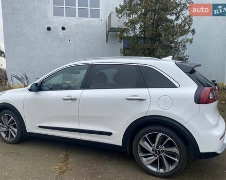Білий Кіа Niro, об'ємом двигуна 1.58 л та пробігом 147 тис. км за 17400 $, фото 5 на Automoto.ua