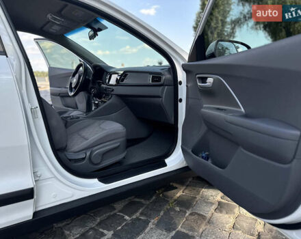 Белый Киа Niro, объемом двигателя 1.6 л и пробегом 160 тыс. км за 15400 $, фото 57 на Automoto.ua