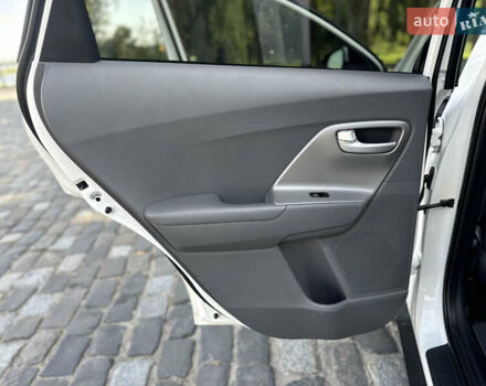 Белый Киа Niro, объемом двигателя 1.6 л и пробегом 160 тыс. км за 15400 $, фото 49 на Automoto.ua