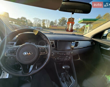 Білий Кіа Niro, об'ємом двигуна 1.58 л та пробігом 77 тис. км за 16500 $, фото 7 на Automoto.ua