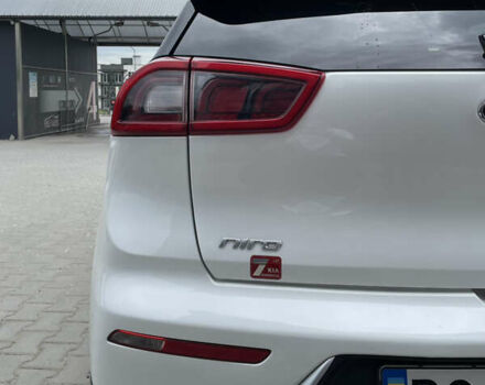 Белый Киа Niro, объемом двигателя 1.59 л и пробегом 66 тыс. км за 16500 $, фото 6 на Automoto.ua