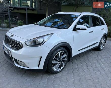 Белый Киа Niro, объемом двигателя 1.58 л и пробегом 147 тыс. км за 20000 $, фото 3 на Automoto.ua