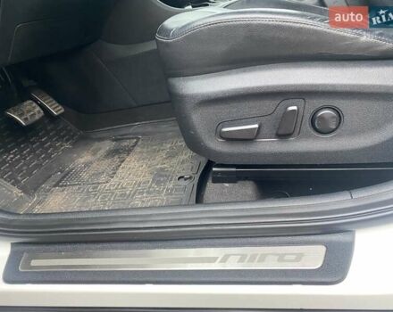 Білий Кіа Niro, об'ємом двигуна 1.58 л та пробігом 147 тис. км за 17400 $, фото 24 на Automoto.ua