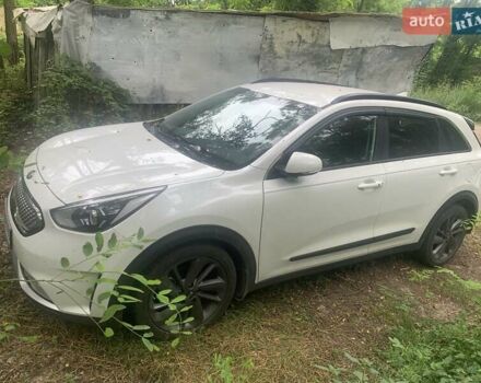 Белый Киа Niro, объемом двигателя 1.58 л и пробегом 118 тыс. км за 15800 $, фото 5 на Automoto.ua