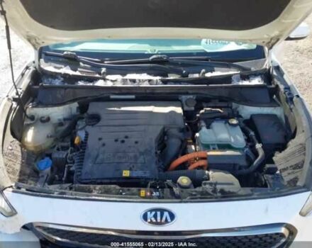 Белый Киа Niro, объемом двигателя 1.6 л и пробегом 100 тыс. км за 10000 $, фото 9 на Automoto.ua