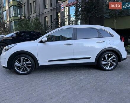 Белый Киа Niro, объемом двигателя 1.58 л и пробегом 147 тыс. км за 20000 $, фото 1 на Automoto.ua