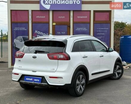 Белый Киа Niro, объемом двигателя 1.58 л и пробегом 195 тыс. км за 14990 $, фото 3 на Automoto.ua