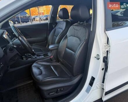 Білий Кіа Niro, об'ємом двигуна 1.58 л та пробігом 96 тис. км за 18990 $, фото 11 на Automoto.ua