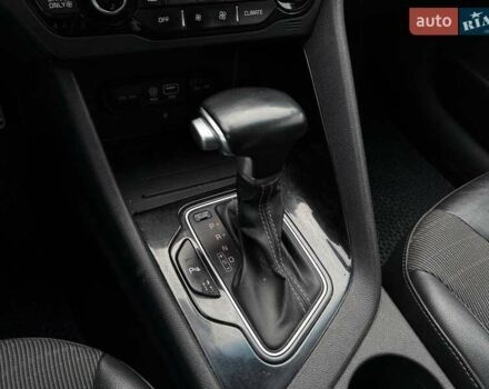 Белый Киа Niro, объемом двигателя 1.58 л и пробегом 195 тыс. км за 14990 $, фото 12 на Automoto.ua