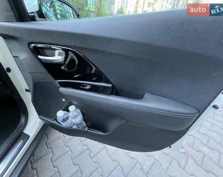 Белый Киа Niro, объемом двигателя 1.58 л и пробегом 147 тыс. км за 20000 $, фото 43 на Automoto.ua