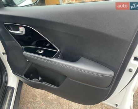 Білий Кіа Niro, об'ємом двигуна 1.58 л та пробігом 147 тис. км за 17400 $, фото 20 на Automoto.ua