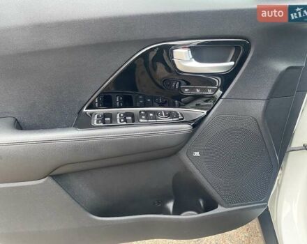 Білий Кіа Niro, об'ємом двигуна 1.58 л та пробігом 147 тис. км за 17400 $, фото 22 на Automoto.ua