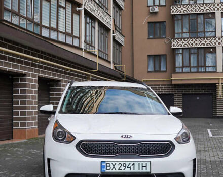 Белый Киа Niro, объемом двигателя 1.58 л и пробегом 325 тыс. км за 11200 $, фото 2 на Automoto.ua