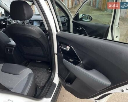 Білий Кіа Niro, об'ємом двигуна 0 л та пробігом 211 тис. км за 16400 $, фото 14 на Automoto.ua