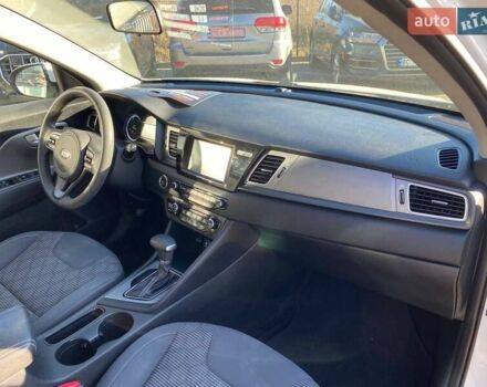 Белый Киа Niro, объемом двигателя 1.58 л и пробегом 185 тыс. км за 15500 $, фото 8 на Automoto.ua