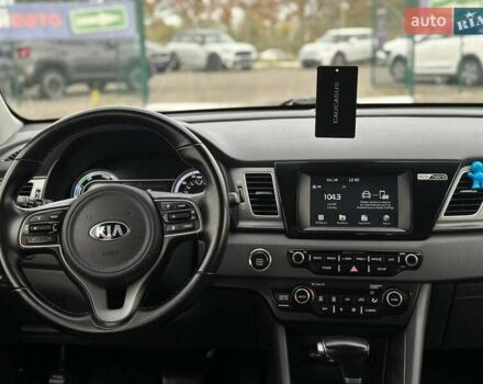 Білий Кіа Niro, об'ємом двигуна 1.58 л та пробігом 134 тис. км за 15999 $, фото 13 на Automoto.ua