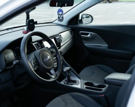 Белый Киа Niro, объемом двигателя 1.6 л и пробегом 161 тыс. км за 12500 $, фото 4 на Automoto.ua