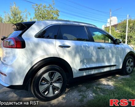 Білий Кіа Niro, об'ємом двигуна 1.6 л та пробігом 128 тис. км за 17500 $, фото 3 на Automoto.ua