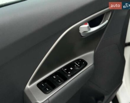 Білий Кіа Niro, об'ємом двигуна 1.58 л та пробігом 134 тис. км за 15999 $, фото 8 на Automoto.ua