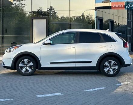 Белый Киа Niro, объемом двигателя 1.58 л и пробегом 164 тыс. км за 15500 $, фото 3 на Automoto.ua