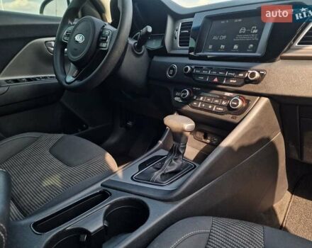Білий Кіа Niro, об'ємом двигуна 1.58 л та пробігом 165 тис. км за 13500 $, фото 17 на Automoto.ua