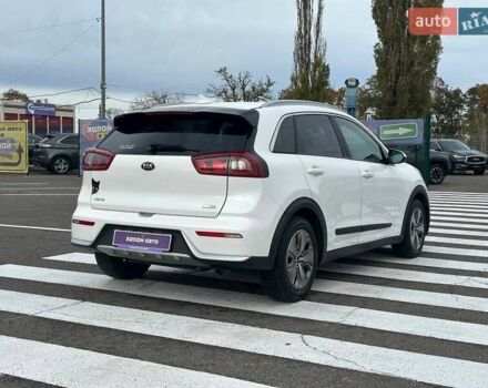 Білий Кіа Niro, об'ємом двигуна 1.58 л та пробігом 134 тис. км за 15999 $, фото 4 на Automoto.ua