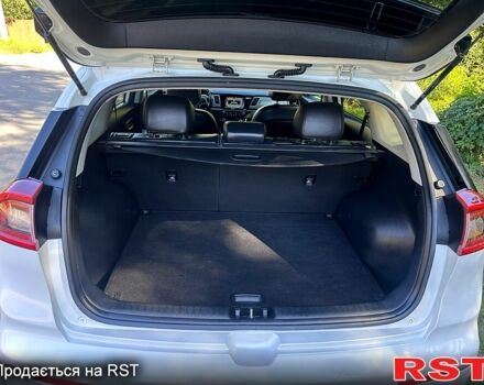 Білий Кіа Niro, об'ємом двигуна 1.6 л та пробігом 128 тис. км за 17500 $, фото 7 на Automoto.ua