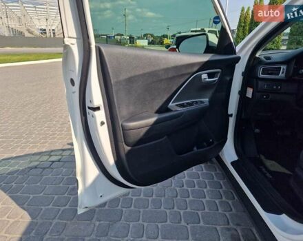 Білий Кіа Niro, об'ємом двигуна 1.58 л та пробігом 165 тис. км за 13500 $, фото 1 на Automoto.ua
