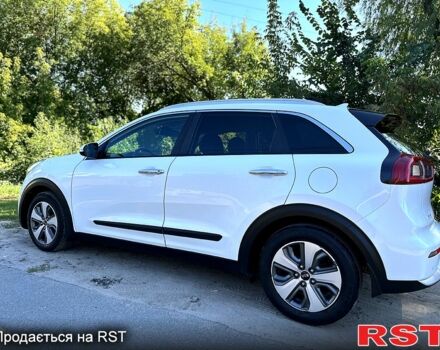 Білий Кіа Niro, об'ємом двигуна 1.6 л та пробігом 128 тис. км за 17500 $, фото 2 на Automoto.ua