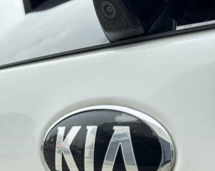 Белый Киа Niro, объемом двигателя 1.58 л и пробегом 325 тыс. км за 13000 $, фото 3 на Automoto.ua