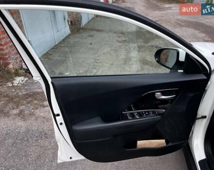 Білий Кіа Niro, об'ємом двигуна 0 л та пробігом 211 тис. км за 16400 $, фото 5 на Automoto.ua
