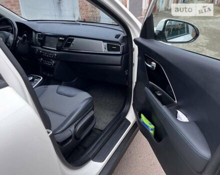 Білий Кіа Niro, об'ємом двигуна 0 л та пробігом 211 тис. км за 16400 $, фото 12 на Automoto.ua