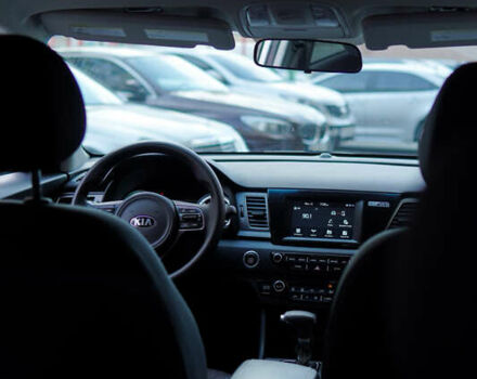 Белый Киа Niro, объемом двигателя 1.58 л и пробегом 325 тыс. км за 13000 $, фото 4 на Automoto.ua