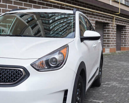 Белый Киа Niro, объемом двигателя 1.58 л и пробегом 325 тыс. км за 13000 $, фото 18 на Automoto.ua