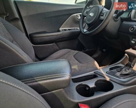 Білий Кіа Niro, об'ємом двигуна 1.58 л та пробігом 165 тис. км за 13500 $, фото 16 на Automoto.ua