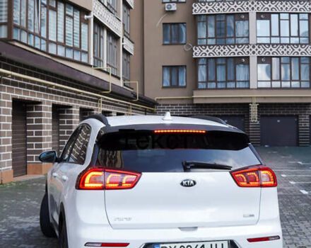 Белый Киа Niro, объемом двигателя 1.58 л и пробегом 325 тыс. км за 11200 $, фото 6 на Automoto.ua